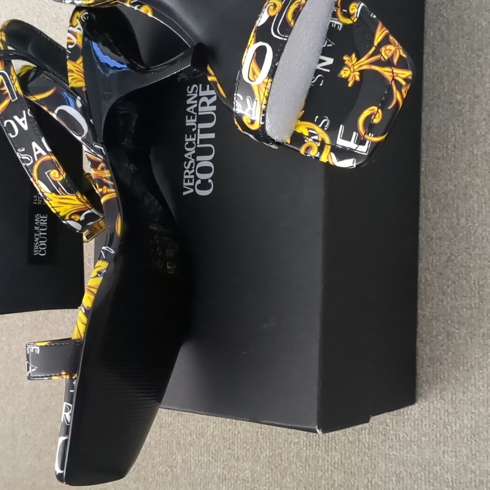 Versace - Picture 4 of 12